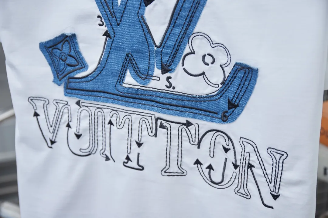 🅿️200 1V 25SS early spring new style denim splicing embroidery LV short sleeves light luxury essential item for daily commuting for men and women correct version welcome to compare detailed features · 320g 100% pure cotton double yarn jersey fabric · Special thickened 32 pieces of double-strand 1X1 thread in the same vat custom dyeing · Denim cutting and splicing ➕Various embroidery craft letters · Hem collar Cuff fraying process · Double-needle stitching across seams · Original main mark, washed tag, branded moisture-proof paper packaging Color: Black/White Size: S/M/L/XL